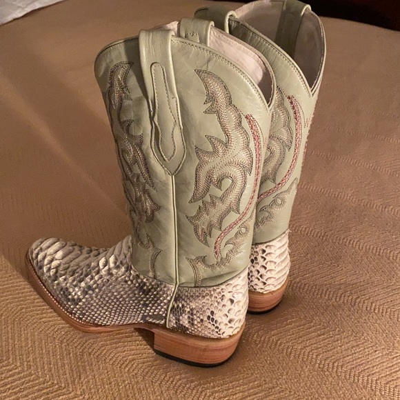 Two lovely Boots - Picture 13 of 16